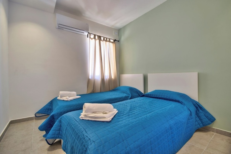 3 Bedrooms Apartment