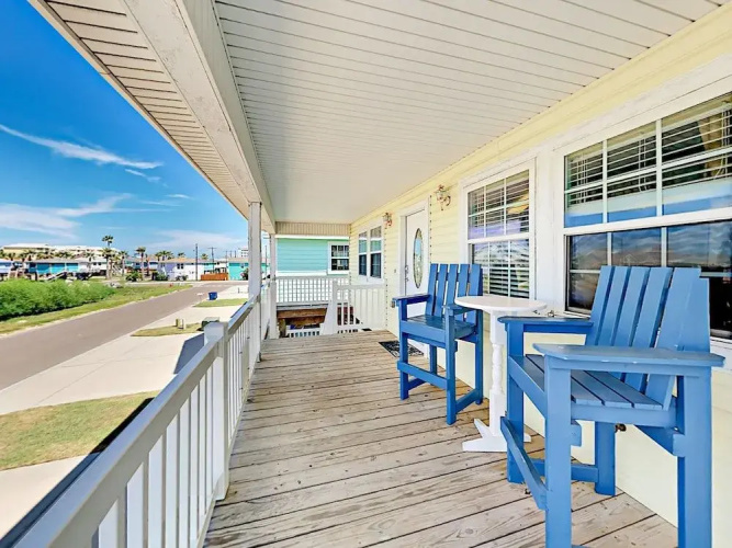 3BR 2BA 1.5 Blocks to Beach by RedAwning