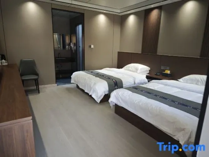 Deluxe Quadruple room with courtyard view
