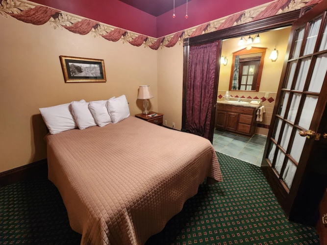 Historic Iron Horse Inn