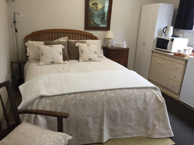 99 Tihi Rd Bed & Breakfast