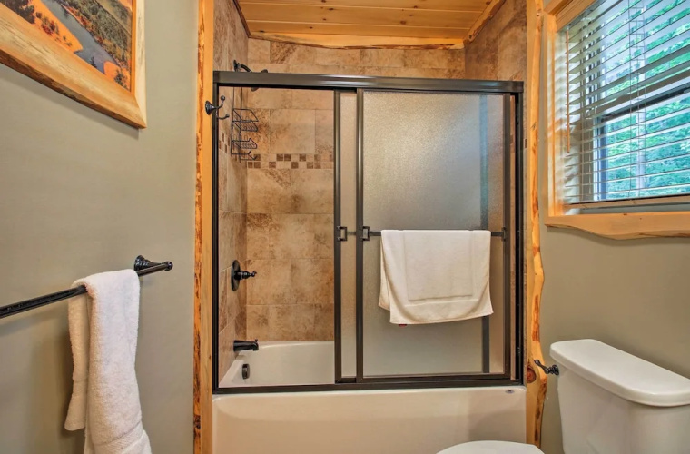 Timber Home: Walk to Slopes & N Conway Shops!