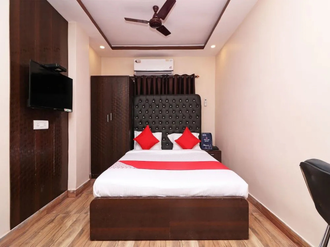 OYO 13579 Hotel Royal Crowne