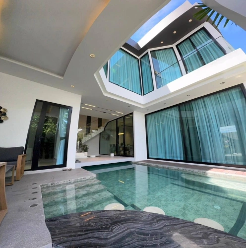 5 Bedrooms Villa