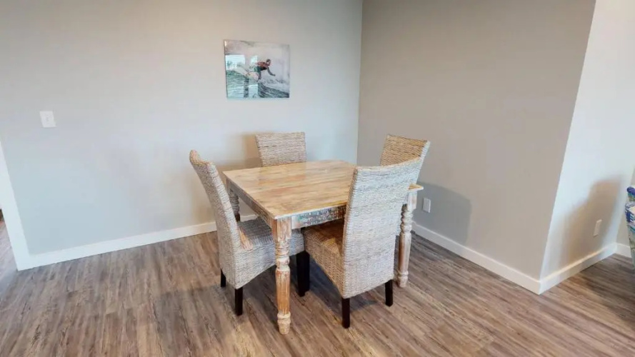 AH-J137 Newly Remodeled First Floor Condo, Shared Pool & Hot Tub