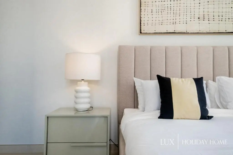 LUX Contemporary Suite with Full Marina View 4