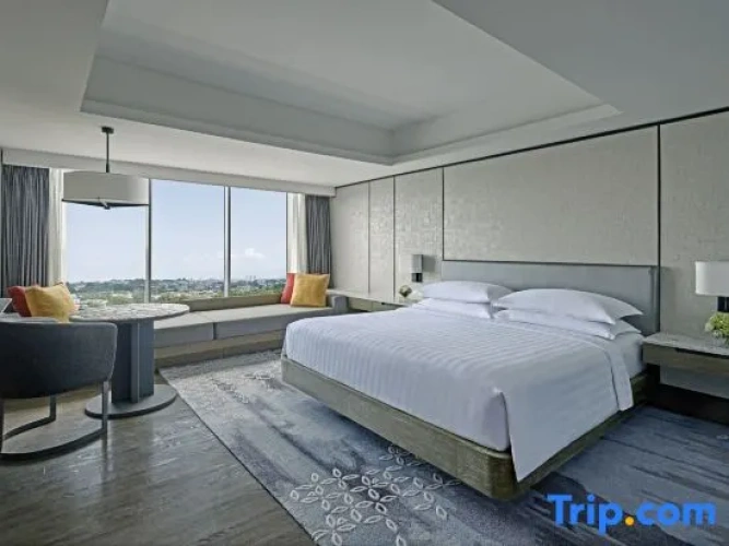 1 Bedroom Double Club Junior Suite with pool view