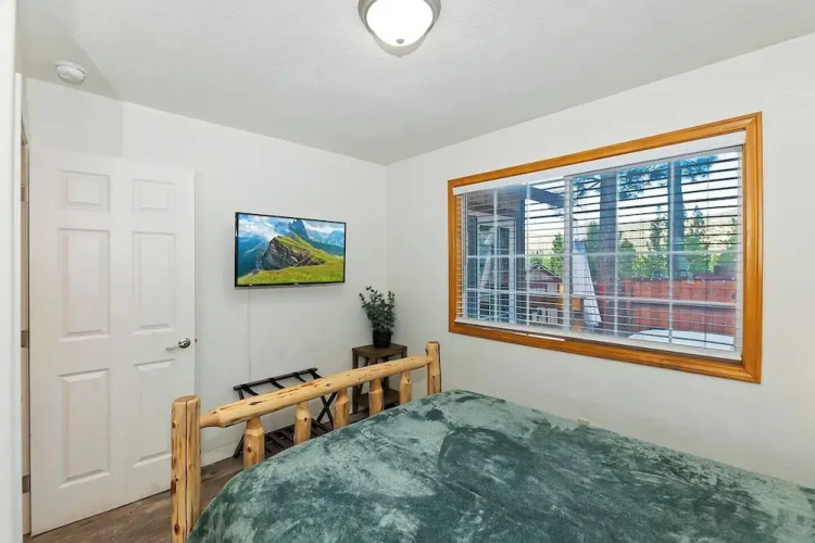 Bear Cub Cottage with HotTub & Firepit