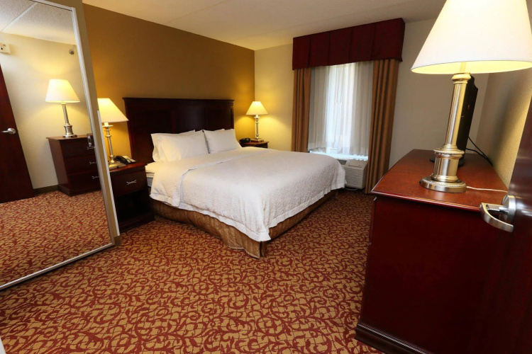 Hampton Inn & Suites Charlottesville-At the University