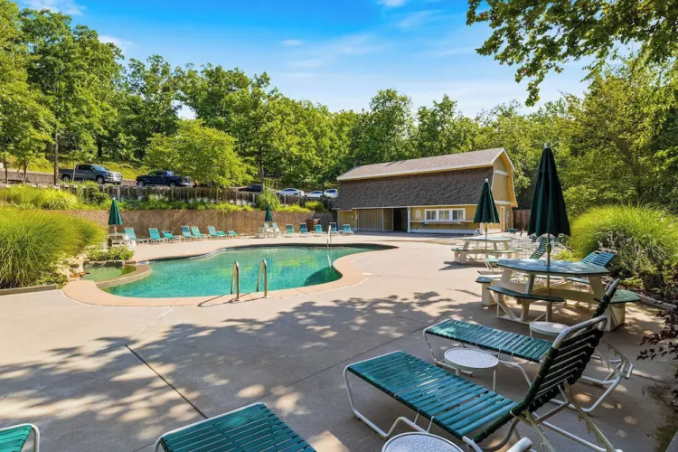 Studio Room w/ Pools, Private Deck -close to Water