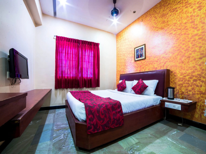 Shreenithi By Oyo Rooms
