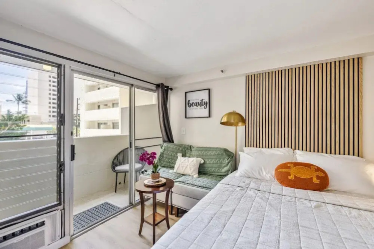 Bright Cozy Condo Unit With Balcony