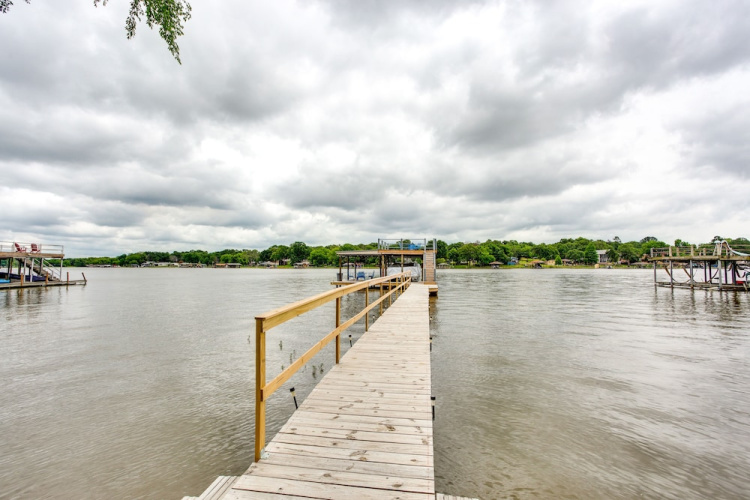 Hot Tub & Dock: Lakefront Mabank Home