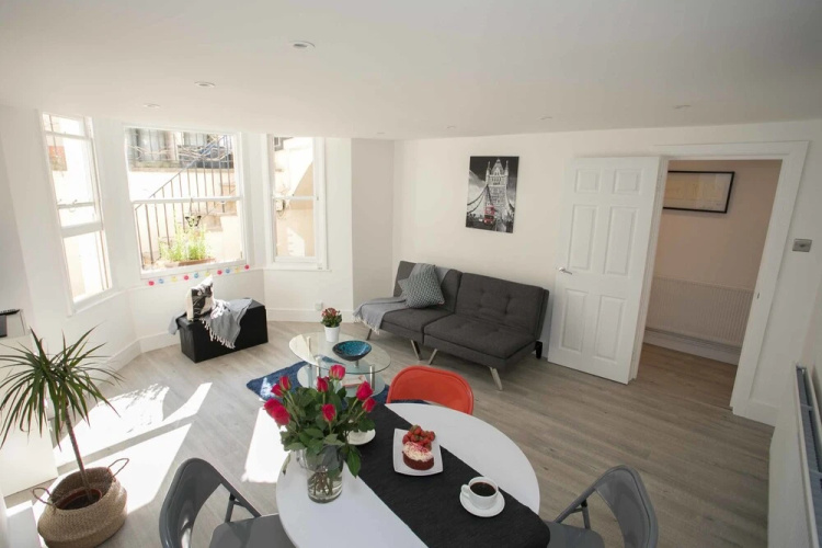 Light filled garden flat sleeps 4