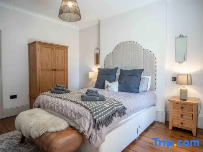 5 Bedrooms Apartment