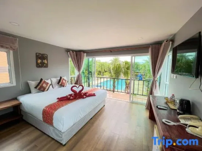 Deluxe Double room with pool view
