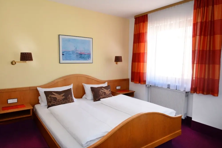 Standard Triple room with city view