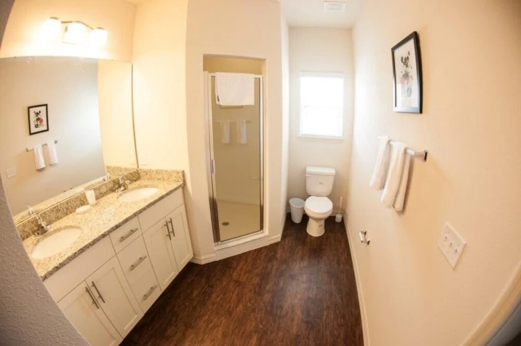4 Bedrooms Apartment