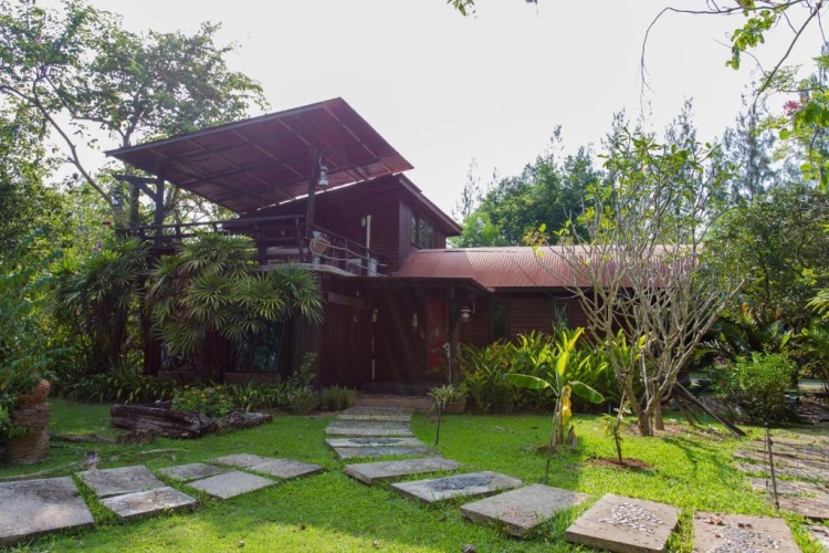 Standard Family room with garden view