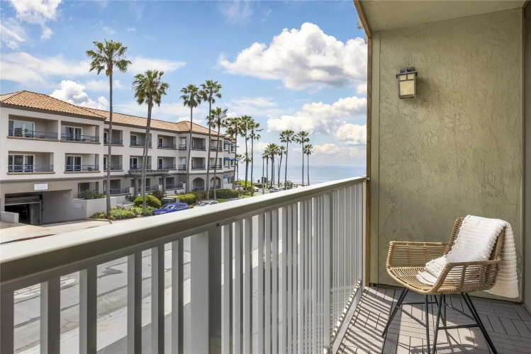 Standard Double room with balcony and with partial ocean view