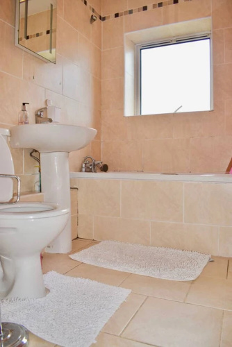 Colourful and Cosy 2 Bed in Ifsc With Balcony