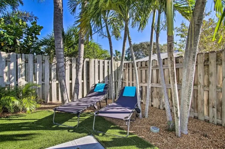 1 Mi to Deerfield Beach: Stylish Studio w/ Pool!