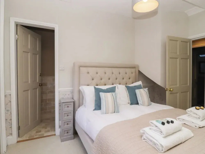 2 Castlegate