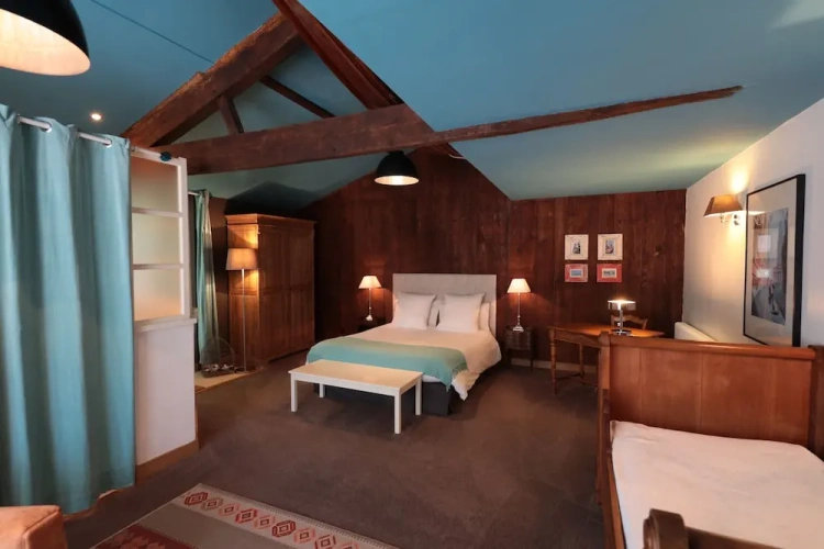 Standard Double Family Basement room