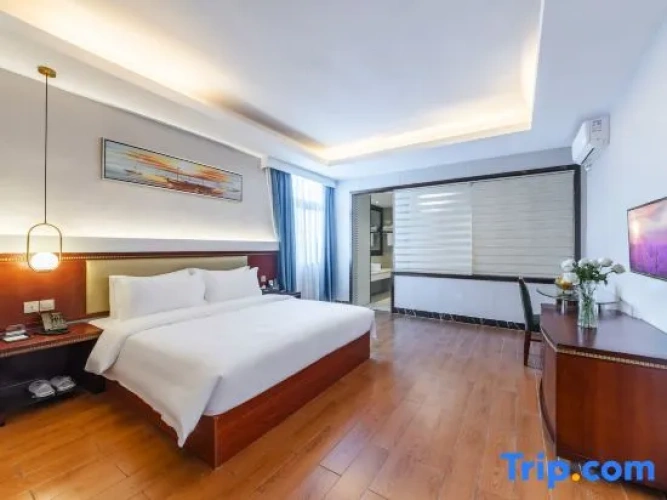 Executive Suite with balcony and with city view