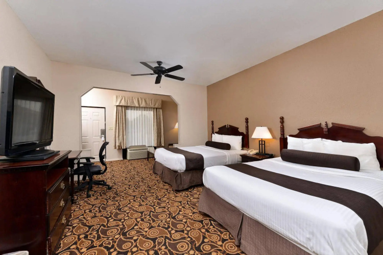 Mockingbird Inn & Suites