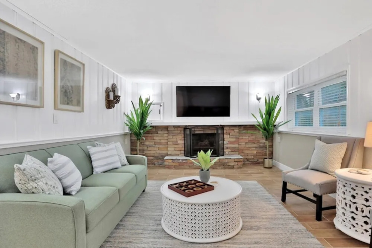 Kiss the Wave - Spacious 4BR 3BA w Pool hot tub