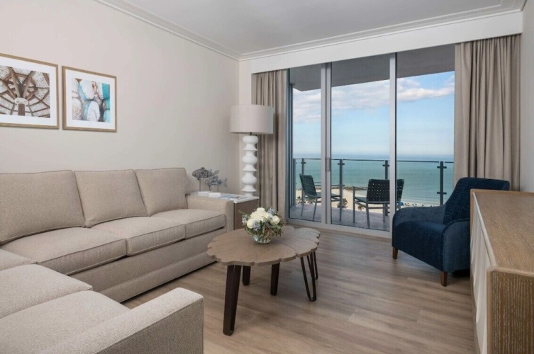 3 Bedrooms Double Suite with balcony and with bay view