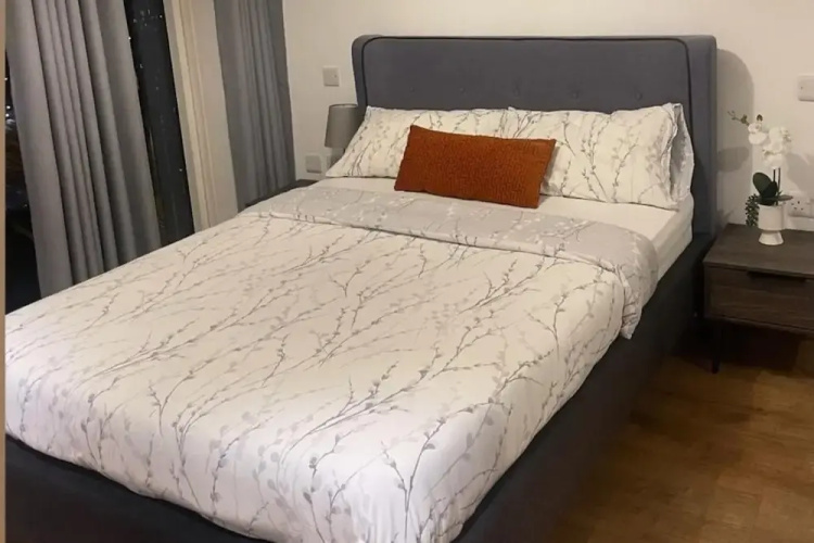 East London 2-bed Apt Sleeps 4, 7 min Walk to Tube