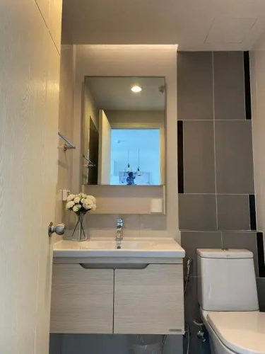 Breezy room with balcony view Sukhumvit77