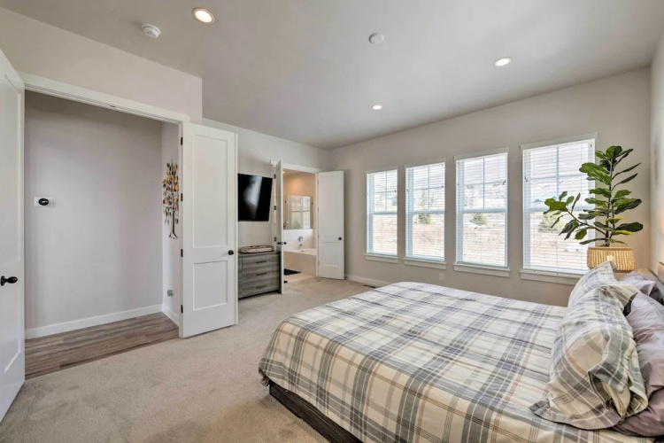 Inviting Hideout Townhome w/ Balcony & Lake Views!