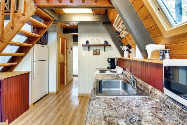 A-frame Cabin w/ Deck & Grill in Pinetop!