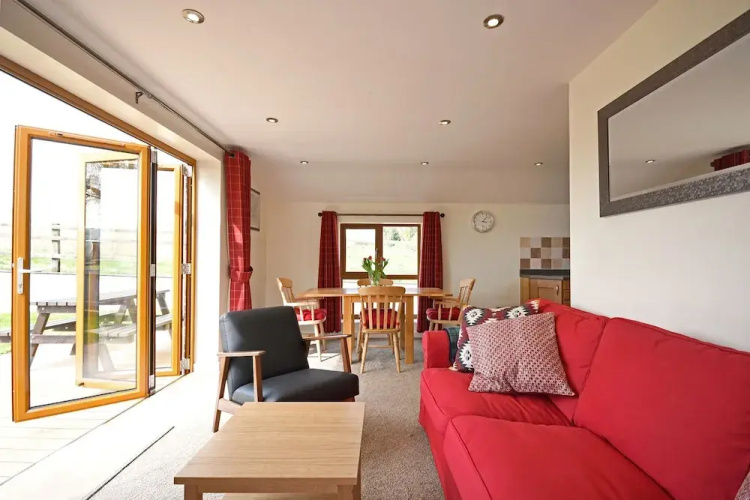 Bright, tranquil cottage