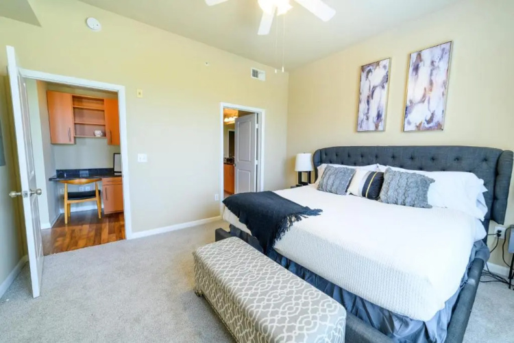 1BR Executive Suite With Pool, Gym & Fast Wi-Fi By ENVITAE