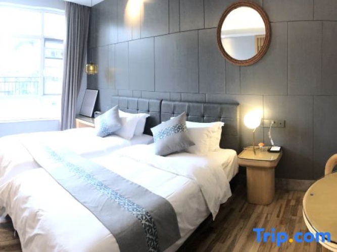 Standard Twin room with garden view