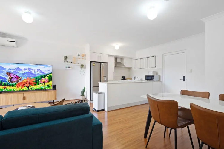 Perfect Location 2BR 1bth - Beckenham