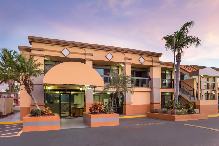 Travelodge By Wyndham Fort Myers North - Fort Myers, FL