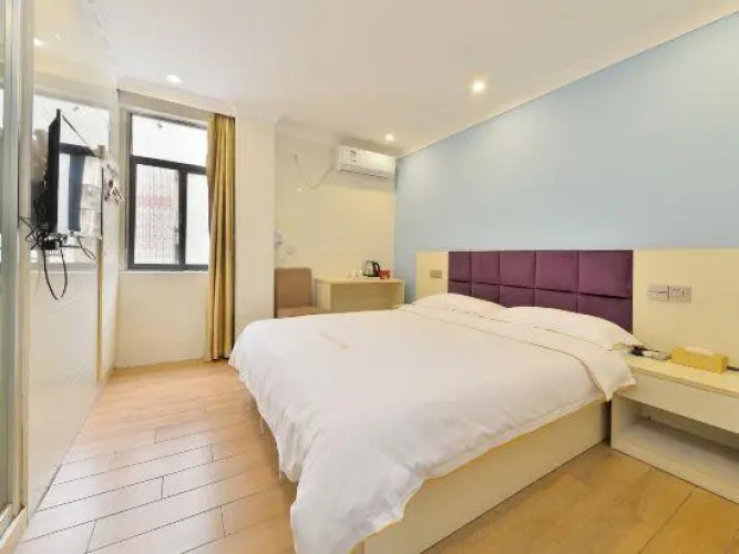Weike Express Hotel (Shenzhen Airport Hourui Metro Station)