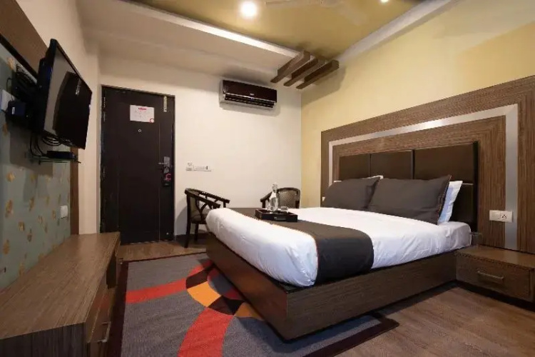 Collection O 81936 Hotel Dreamz Inn