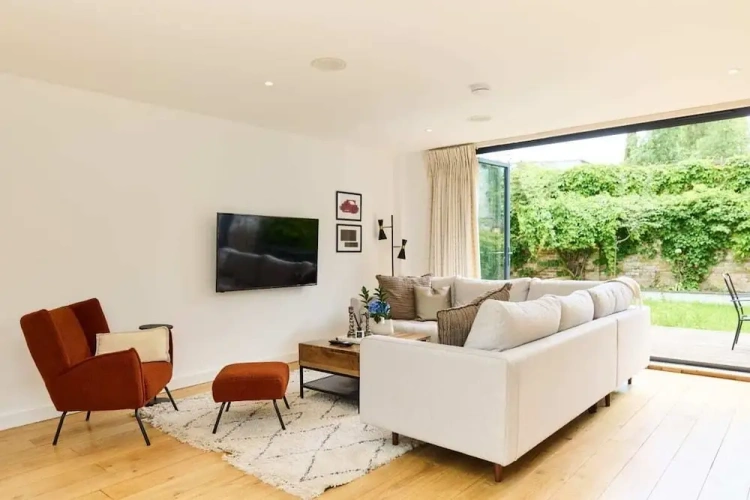 3 Bedrooms Apartment