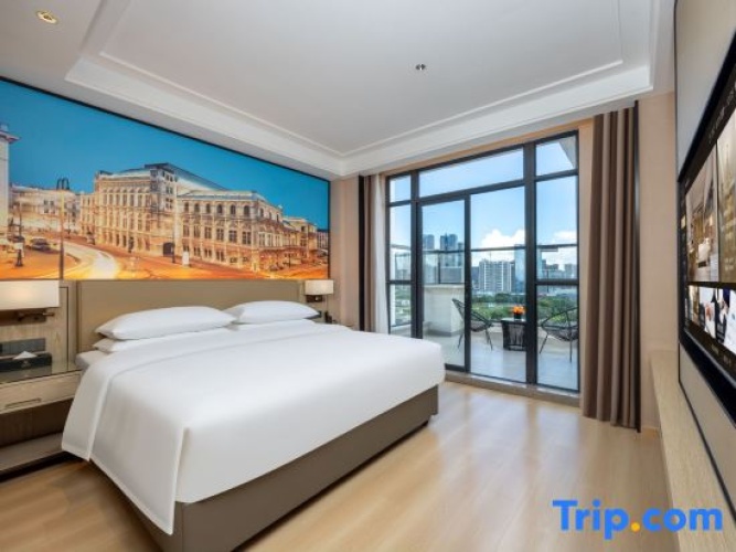 Suite with city view