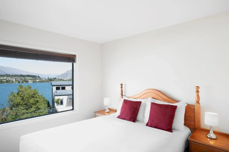 1 Bedroom Apartment with lake view