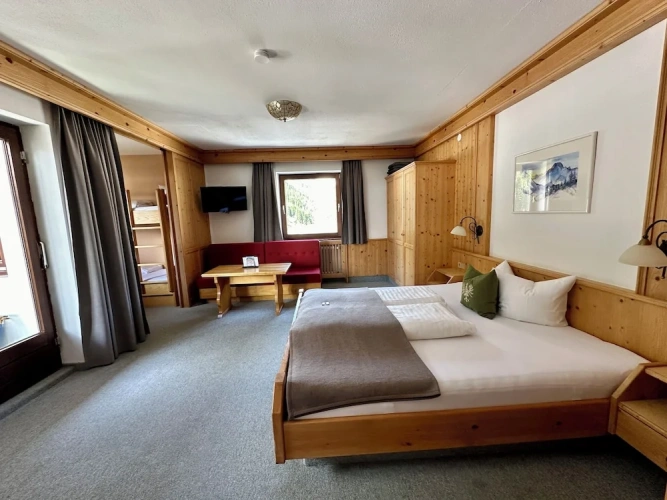 Deluxe Quadruple room
