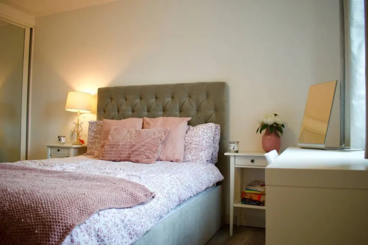 Lovely Spacious 2 Bedroom Flat by the Meadows