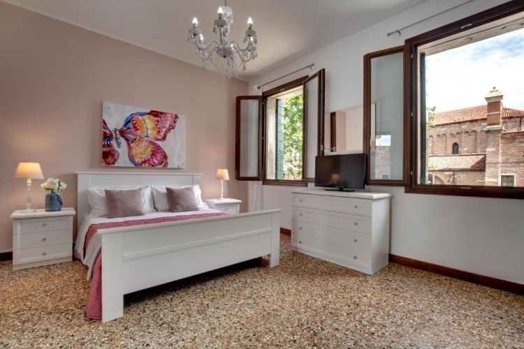 4 Bedrooms Apartment