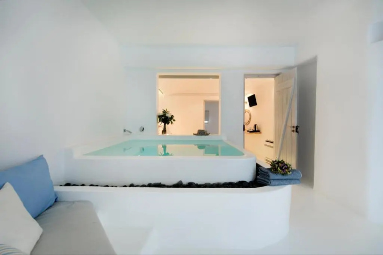 Zefi Hotel & Suites